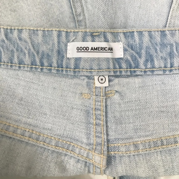 Good American Light Wash Denim Shorts - Size 18 - Picture 3 of 3